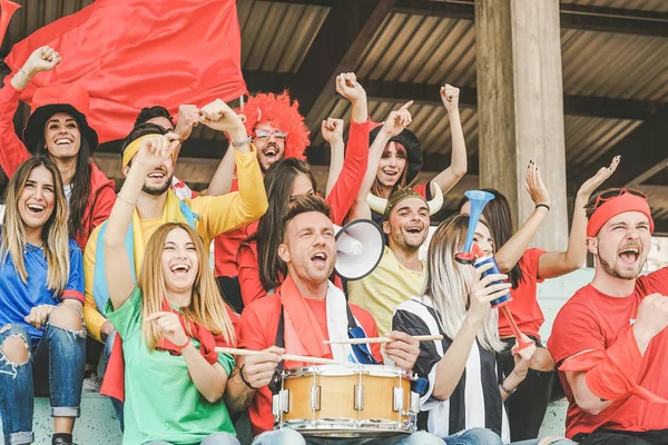 Amigos fanáticos del fútbol viendo el evento del partido de fútbol en el estadio - Grupo de jóvenes que se divierten celebrando el juego del campeonato mundial de deportes - Concepto de juventud y entretenimiento — Foto de Stock