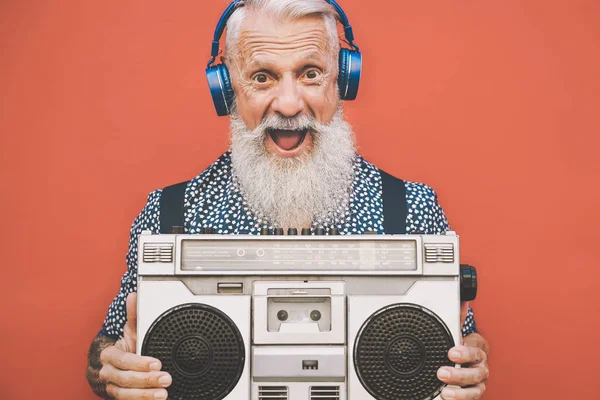 Hombre mayor feliz escuchando música con boombox y auriculares al aire libre - Hombre hipster loco divirtiéndose con estéreo vintage - Concepto de estilo de vida de las personas mayores — Foto de Stock