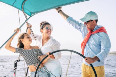 Mutlu bir aile, yelkenli tatilinde eğleniyor, anne ve baba birlikte vakit geçiriyor, lüks tekne gezileri yapıyor, maceralar yaşıyor ve insanları seviyor.