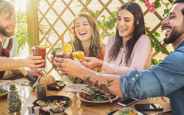 Amigos felizes almoçando comida saudável e beber smoothies frutas frescas - Jovens se divertindo comendo no café brunch bar vintage - Tendências de saúde e conceito de cultura de estilo de vida — Fotografia de Stock