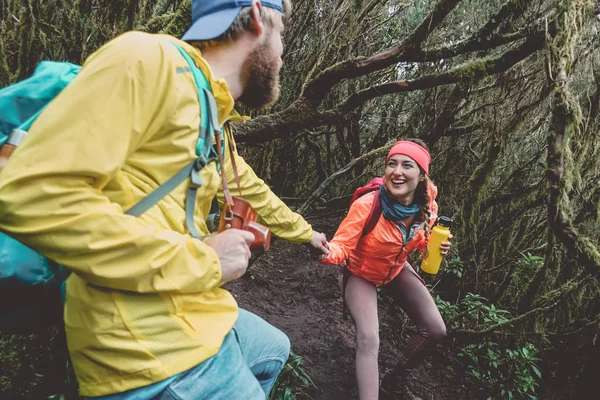 Casal jovem fazendo excursão florestal - Pessoas felizes se divertindo descobrindo madeiras da natureza - Conceito de estilo de vida de viagem de jovens — Fotografia de Stock