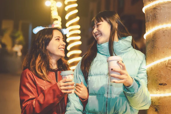 Amigos felices caminando en la ciudad mientras beben café - Chicas jóvenes se divierten compartiendo tiempo juntos al aire libre - Amistad y jóvenes concepto de estilo de vida — Foto de Stock