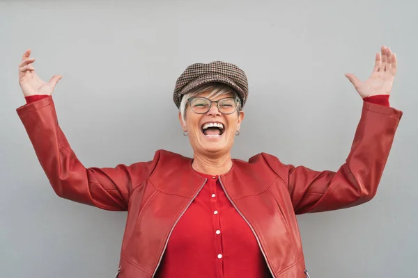 Wanita senior yang bahagia menari dan tertawa di luar ruangan - orang dewasa Trendy bersenang-senang selama waktu pensiun - konsep gaya hidup orang tua — Stok Foto