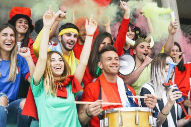 Arkadaşlar futbol taraftarları stadyumda maç izliyorlar - gençler spor dünyası şampiyonasında kulübü desteklerken eğleniyorlar - gençlik eğlencesi yaşam tarzı konsepti