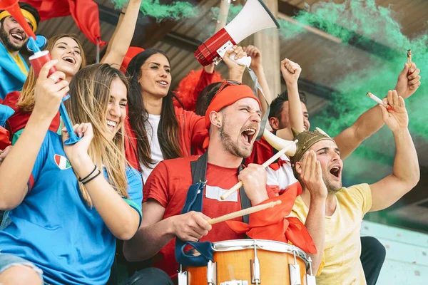 Arkadaşlar futbol taraftarları stadyumda maç izliyorlar - gençler spor dünyası şampiyonasında kulübü desteklerken eğleniyorlar - gençlik eğlencesi yaşam tarzı konsepti