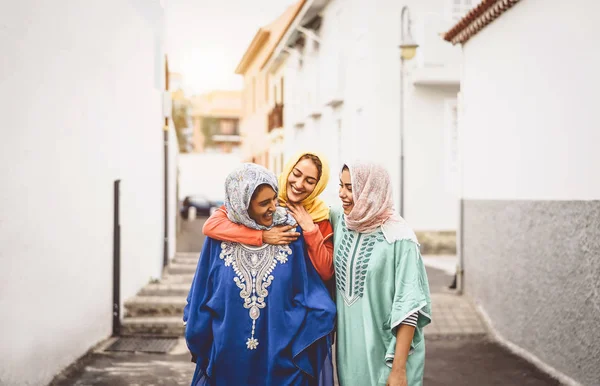 Wanita Muslim yang bahagia berjalan di pusat kota - gadis muda Arab bersenang-senang menghabiskan waktu dan tertawa bersama di luar ruangan - konsep gaya hidup masyarakat budaya dan agama — Stok Foto