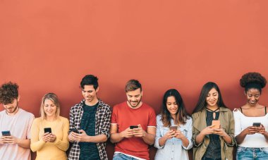 Mobil akıllı telefonu açık havada kullanan genç gruplar - Milenyum nesli yeni eğilimlerle eğleniyor sosyal medya uygulamaları - gençlik teknolojisi bağımlısı - kırmızı arka plan