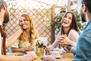 Kafeterya barında cappuccino içen mutlu arkadaşlar, birlikte vakit geçiren romantik bir çift, aşk ilişkisi ve sosyal hayat tarzı kavramı.