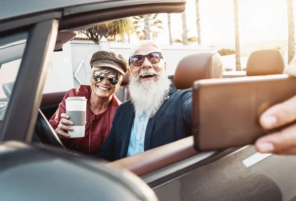 Szczęśliwa Para Seniorów Biorąc Selfie Nowy Nowoczesny Samochód Kabrioletowy Dojrzałe — Zdjęcie stockowe