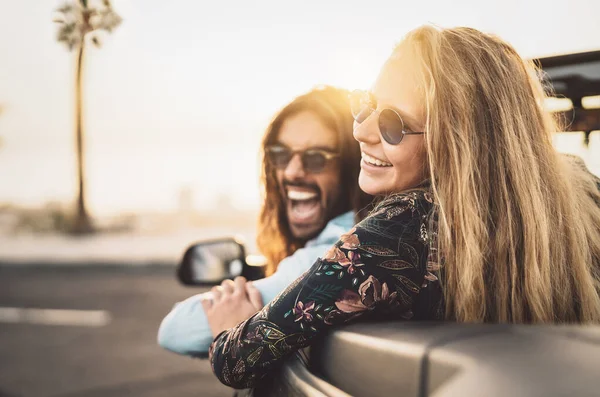 Happy Young Couple Doing Road Trip Tropical City Travel People — Stock Photo, Image
