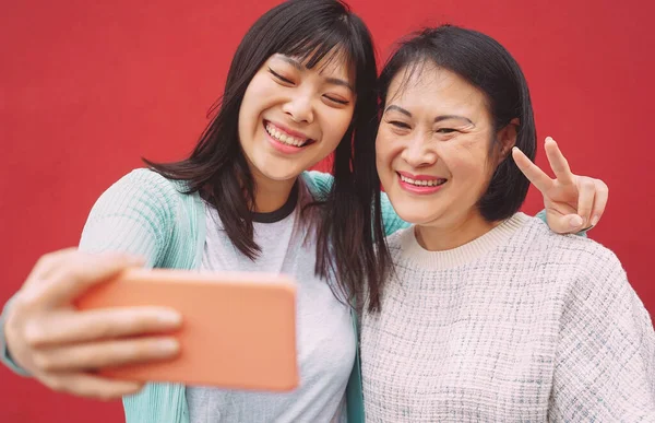 Asijské Matky Dcery Fotografování Selfie Mobilním Smartphone Venkovní Happy Čínské — Stock fotografie