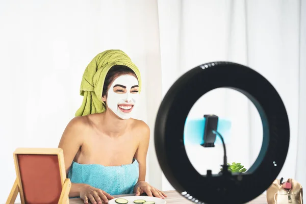 Ung Kvinnlig Vlogger Tillämpa Hudvård Ansiktsmask Medan Spelar Video För — Stockfoto