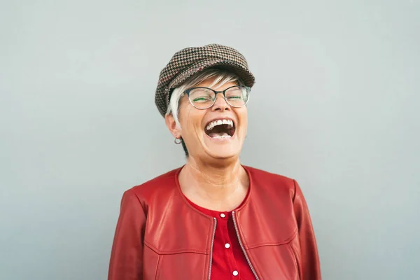 Wanita Senior Yang Bahagia Tertawa Luar Ruangan Orang Dewasa Trendy — Stok Foto