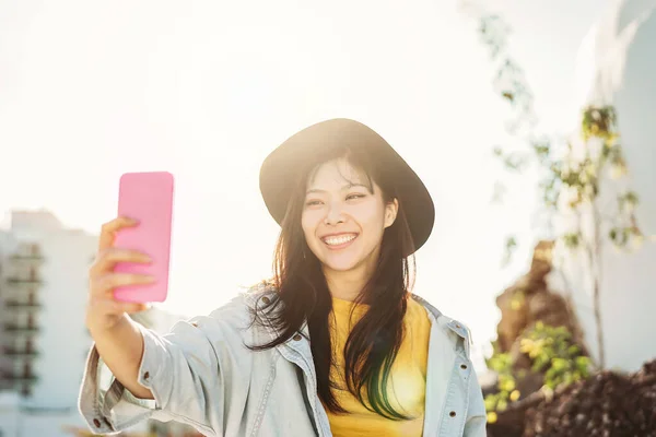 Chica Asiática Tomando Selfie Con Teléfono Inteligente Móvil Aire Libre —  Fotos de Stock