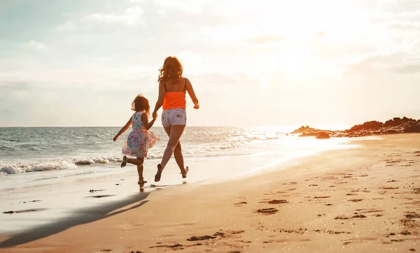 Szczęśliwa Kochająca Rodzina Matka Córka Bawiące Się Plaży Zachodzie Słońca — Zdjęcie stockowe
