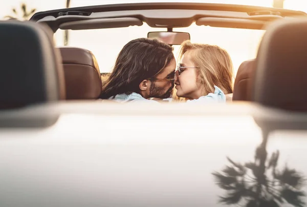 Šťastný Pár Líbání Kabrioletu Romantičtí Lidé Citlivým Momentem Během Výletu — Stock fotografie