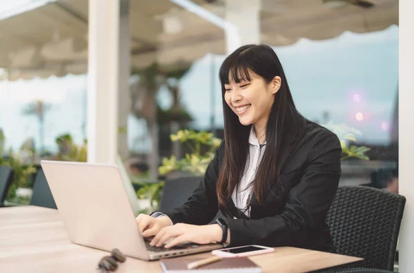 Business Asian Žena Pracující Počítači Venkovní Happy Chinese Dívka Pomocí — Stock fotografie