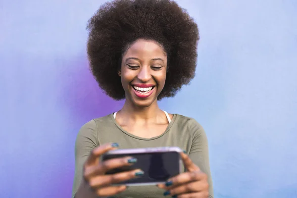 Happy Afro Girl Menggunakan Smartphone Outdoor Smiling Social Influencer Woman — Stok Foto