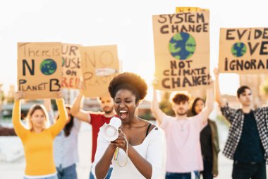 Plastik kirliliği ve iklim değişikliğini protesto eden grup göstericileri - Çevre felaketleri üzerinde pankart taşıyan çok ırklı insanlar - Küresel ısınma kavramı