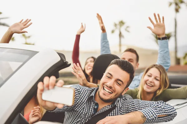 Glückliche Freunde Machen Selfie Mit Handy Kamera Cabrio Junge Leute — Stockfoto