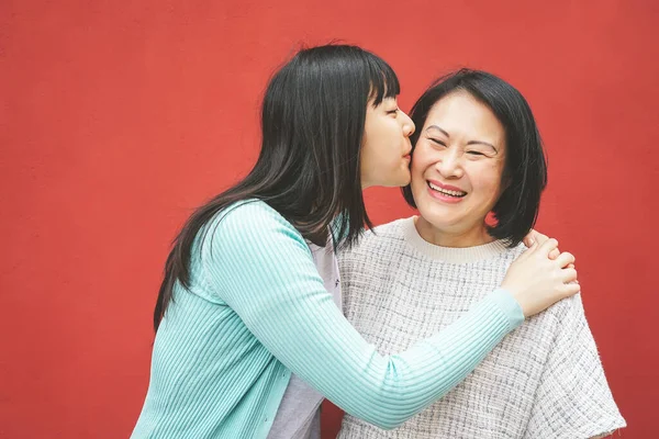 Glückliche Asiatische Mutter Und Tochter Die Spaß Freien Haben Portrait — Stockfoto