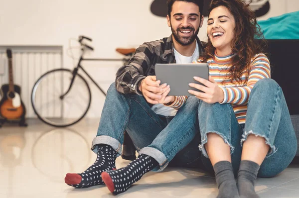 Happy Couple Using Tablet Home Young Social People Having Fun — Stock Photo, Image