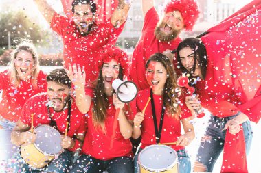 Arkadaşlar futbol fanatikleri stadyumda futbol maçı izliyorlar - gençler spor dünya şampiyonasında klubü desteklerken eğleniyorlar - izleyiciler yaşam tarzı konsepti