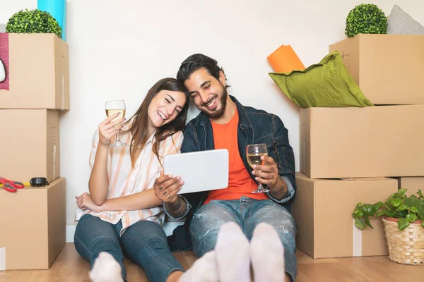 Heureux Jeune Couple Déménageant Dans Une Nouvelle Maison Immobilière Les Images De Stock Libres De Droits