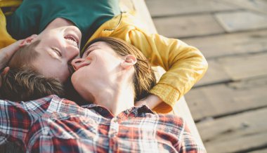 Mutlu gay çift randevusu - Genç lezbiyenler birlikte romantik anlar yaşıyorlar - Lgbt yaşam tarzı ve homoseksüellik aşk ilişkisi konsepti