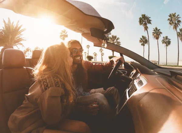 Glückliches Junges Paar Auf Roadtrip Tropischer Stadt Reiselustige Mit Spaß — Stockfoto