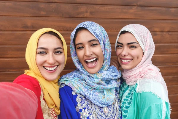 Happy Muslim Girls Taking Selfie Outdoor Arabian Young Friends Portrait — Stok Foto