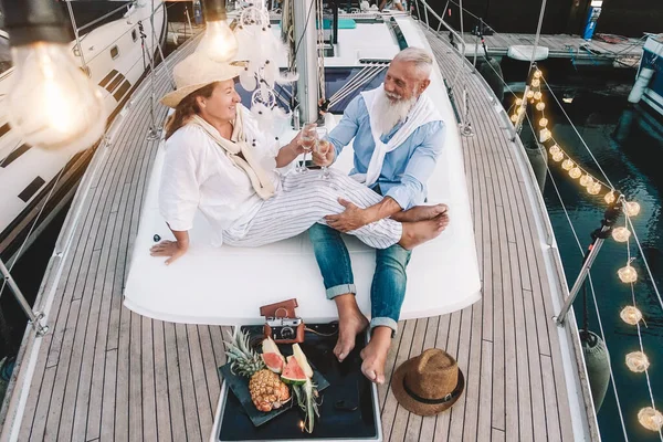Senioren Paar Toasten Champagne Zeilboot Vakantie Gelukkig Volwassen Mensen Hebben — Stockfoto
