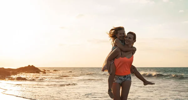 Szczęśliwa Kochająca Rodzina Matka Córka Bawiące Się Plaży Zachodzie Słońca — Zdjęcie stockowe