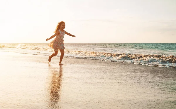 Happy Child Having Fun Running Beach Sunset Αξιολάτρευτο Κοριτσάκι Που — Φωτογραφία Αρχείου