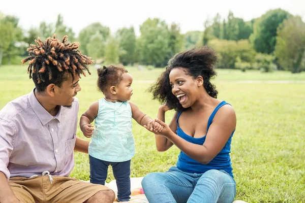 Família Africana Feliz Divertindo Parque Público Mãe Pai Com Sua — Fotografia de Stock