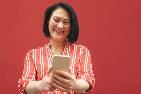 Ευτυχισμένη Ασιάτισσα Γυναίκα Που Χρησιμοποιεί Κινητό Smartphone Υπαίθρια Γυναίκα Ανώτερος — Φωτογραφία Αρχείου