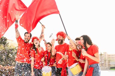 Arkadaşlar futbol fanatikleri stadyumda futbol maçı izliyorlar - gençler spor dünya şampiyonasında klubü desteklerken eğleniyorlar - izleyiciler yaşam tarzı konsepti