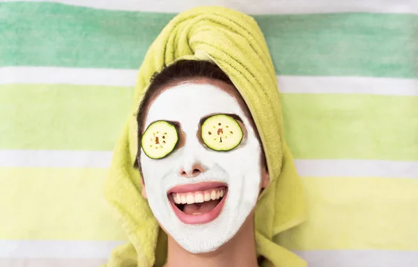 Happy Girl Menerapkan Masker Tanah Liat Wajah Gadis Muda Yang — Stok Foto