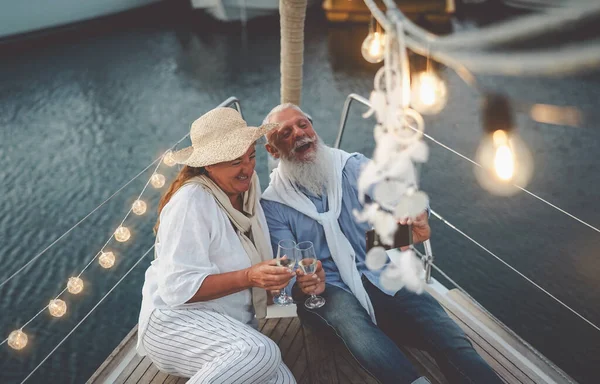 Seniorenpaar Stößt Beim Selfie Segelbooturlaub Auf Champagner Glückliche Reife Menschen — Stockfoto