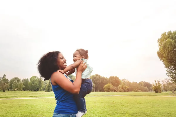 Gelukkig Moeder Hebben Plezier Met Haar Dochter Park Outdoor Loving — Stockfoto