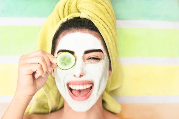 顔のクレンザーマスクを適用する幸せな女の子 若い女性がスキンケアスパ日を持っている 美容クリーンな治療日と美容製品のコンセプト — ストック写真