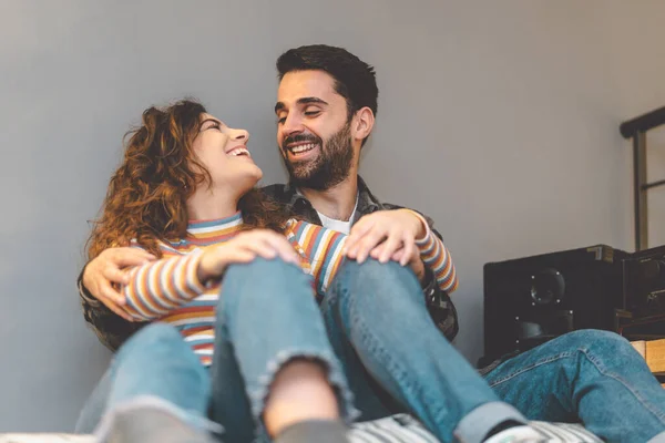 Pareja Feliz Abrazándose Sala Estar Casa Jóvenes Amantes Compartiendo Momentos — Foto de Stock