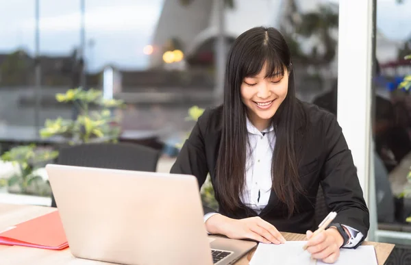 Business Asian Žena Pracující Počítači Venkovní Happy Chinese Dívka Pomocí — Stock fotografie