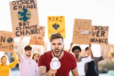 Plastik kirliliği ve iklim değişikliğini protesto eden grup göstericileri - Çevre felaketleri üzerinde pankart taşıyan çok ırklı insanlar - Küresel ısınma kavramı