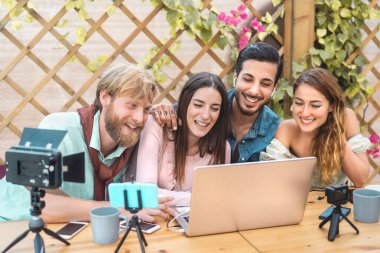 Genç vlogger arkadaşları online web kanalı için video çekiyor - Mutlu milenyum insanları akıllı telefon kamerası ve bilgisayar kullanarak canlı yayın yaparken eğleniyor - gençlik jenerasyonu ve teknoloji kavramı