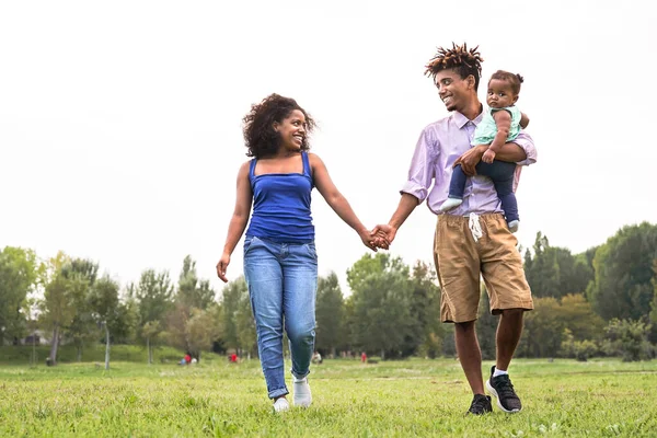 Família Africana Feliz Divertindo Parque Público Mãe Pai Com Sua — Fotografia de Stock