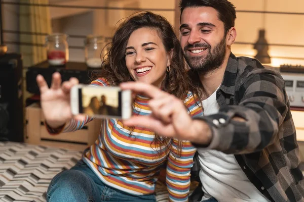 Happy Couple Taking Selfie Mobile Smartphone Living Room Home Young — Stock Photo, Image