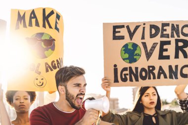 Plastik kirliliği ve iklim değişikliğini protesto eden grup göstericileri - Çevre felaketleri üzerinde pankart taşıyan çok ırklı insanlar - Küresel ısınma kavramı