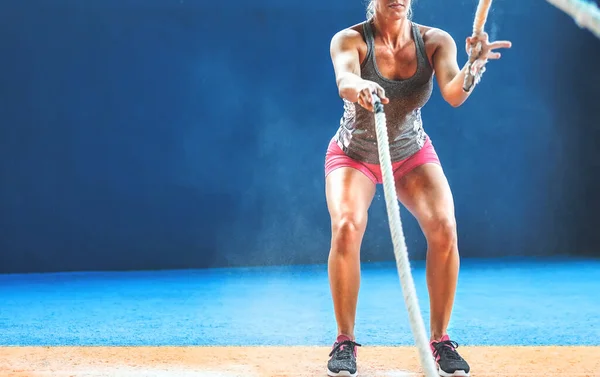 Вмістити Жінку Вправляється Бойовими Мотузками Тренажерному Залі Тренування Спортсменки Тренування — стокове фото