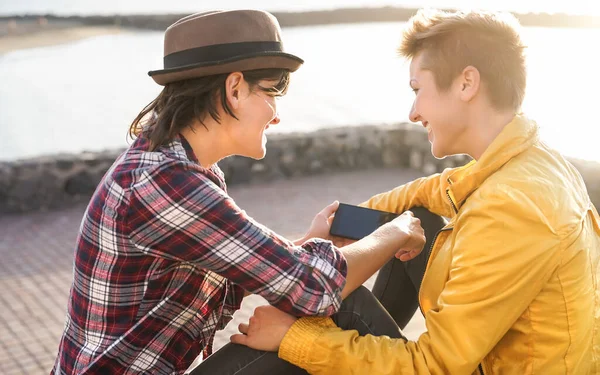 Happy Gay Couple Using Mobile Smartphone Outdoor Young Lesbians Women — Stock Photo, Image